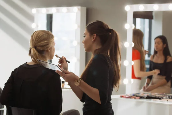 Trabajo de maquilladora en su estudio — Foto de Stock