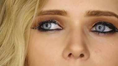 Moda makyaj. Kadın renkli makyaj ve vücut sanatı ile