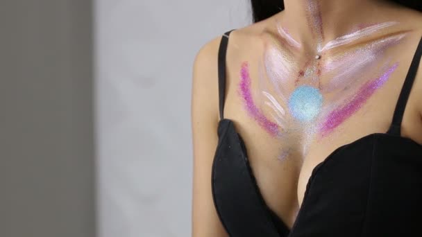 Modeschminke. Frau mit buntem Make-up und Körperkunst — Stockvideo