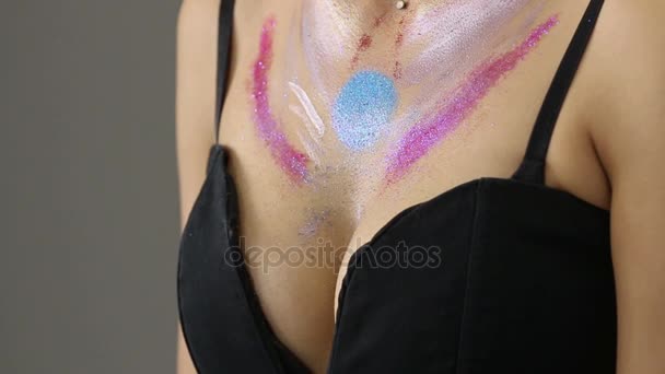 Módní make-up. Žena s barevný make-up a těla umění — Stock video
