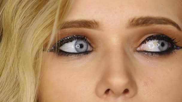 Trucco di moda. Donna con trucco colorato e arte del corpo — Video Stock