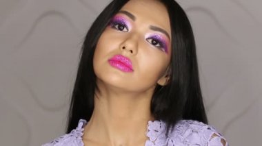 Moda makyaj. Kadın renkli makyaj ve vücut sanatı ile