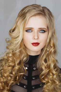 Moda makyaj. Kadın renkli makyaj ve vücut sanatı ile