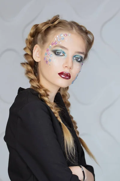 Maquillaje de moda Mujer con maquillaje colorido y arte corporal — Foto de Stock