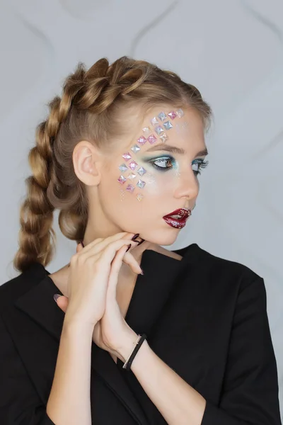 Maquillaje de moda Mujer con maquillaje colorido y arte corporal — Foto de Stock