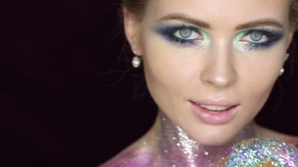 Maquiagem de moda. Mulher com maquiagem colorida e arte corporal — Vídeo de Stock