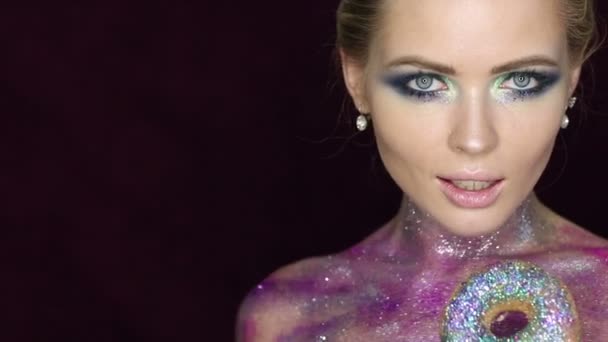 Módní make-up. Žena s barevný make-up a těla umění — Stock video