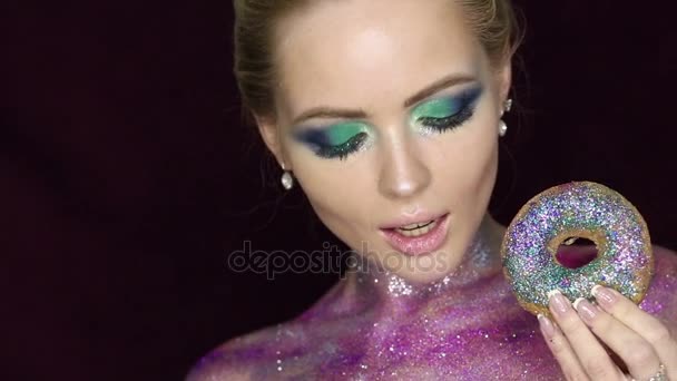 Мода макияж. Женщина с красочным макияжем и искусством тела — стоковое видео