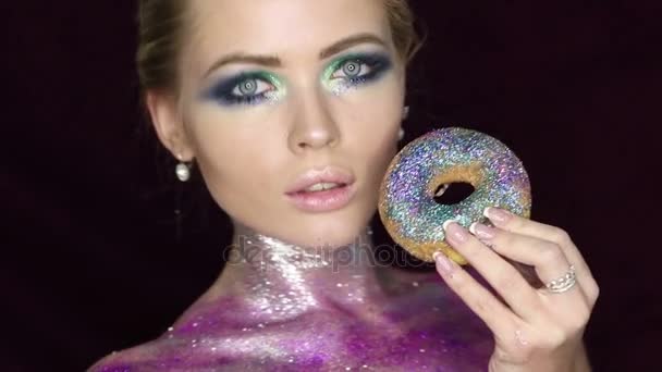 Fashion makeup. Woman with colorful makeup and body art — Stock Video