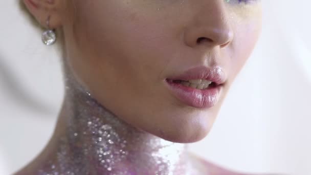 Trucco di moda. Donna con trucco colorato e arte del corpo — Video Stock