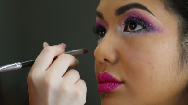 Trabajo de maquilladora en su estudio — Vídeos de Stock