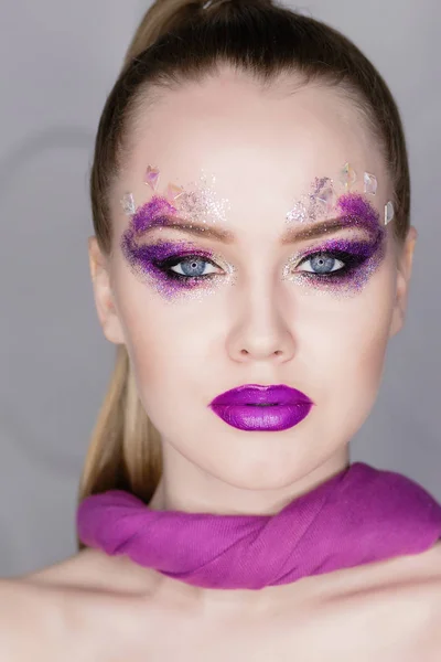 Maquillaje de belleza. Maquillaje morado y uñas brillantes de colores. Hermosa chica primer plano retrato — Foto de Stock