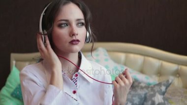 mutlu kız beyaz kulaklık ve gülümseyerek müzik dinle