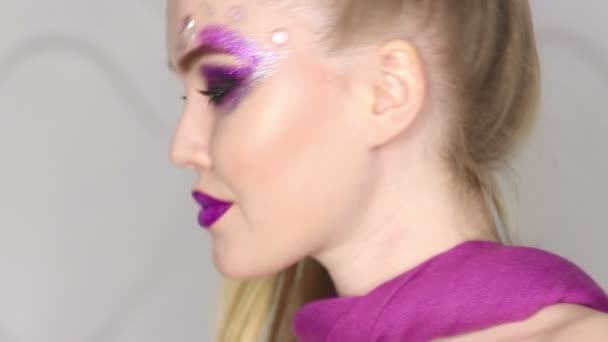 Trucco di bellezza. Trucco Viola e Unghie Brillanti Colorate. Bella ragazza ritratto primo piano — Video Stock