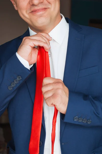 Der Mann richtet seine Krawatte auf — Stockfoto