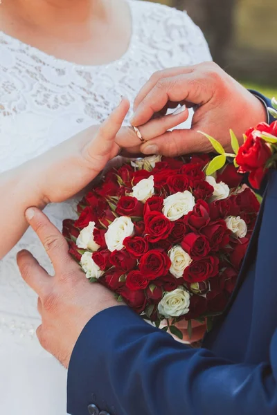 Gelin ve damadın evlilik yüzükleri ve elleri. Törende genç bir çift. Evlilik. Aşık bir kadın ve erkek. İki mutlu insan aile olmayı kutluyor. — Stok fotoğraf