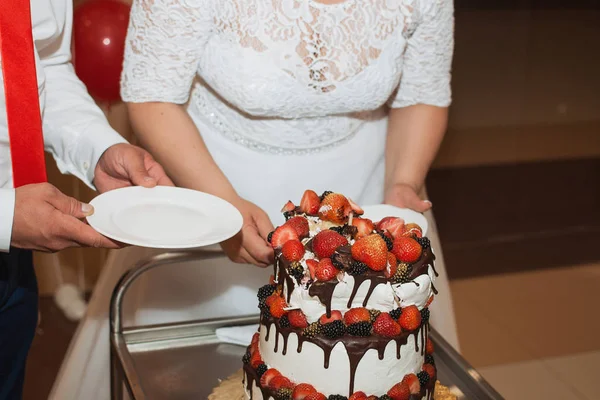 Elegante bastante joven novia y novio cortar el pastel de boda —  Fotos de Stock