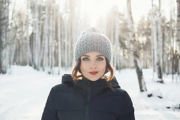 Menina bonita em uma floresta de inverno branco — Fotografia de Stock