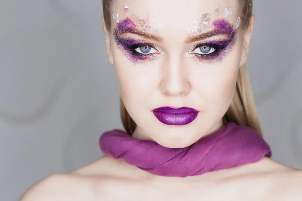 Beauty Make-up. Purpurfarbenes Make-up und bunte, helle Nägel. schöne Mädchen Nahaufnahme Porträt — Stockfoto
