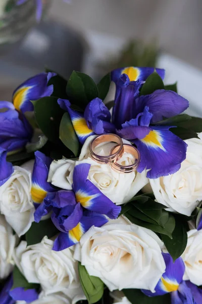 Krásné svatební kytice a kroužky — Stock fotografie