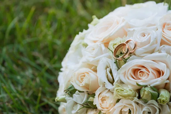 Beautiful wedding bouquet and rings — Stock Photo, Image