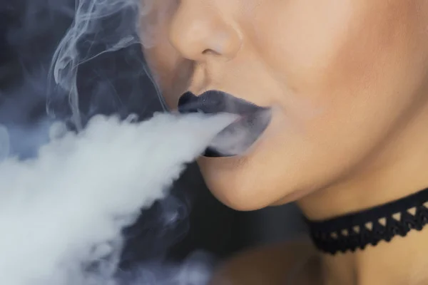 Portrait de fille dans un narguilé. avec la fumée une vue de plus — Photo