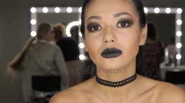 Yüksek moda güzellik modeli kız siyah makyaj ve uzun Lushes. Siyah dudak.