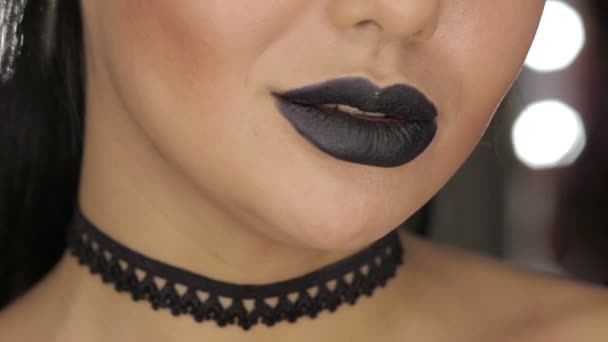 Nagy divat szépség modell lány fekete töltsük fel, és hosszú Lushes. Fekete ajkak. — Stock videók