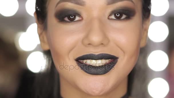 Chica modelo de belleza de alta moda con maquillaje negro y exuberantes largos. Labios negros . — Vídeo de stock