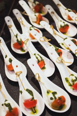 Mozzarella ve domates. Koyu gri arka plan