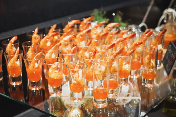 Shrimp-Cocktail in Schnapsglas-Nahaufnahme — Stockfoto
