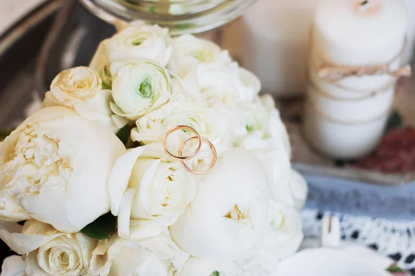 美しい結婚式の花束とリング — ストック写真