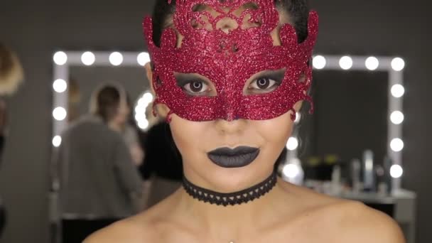 High Fashion schoonheid Model meisje met zwarte make-up en lange drinkebroers. Black Lips. — Stockvideo