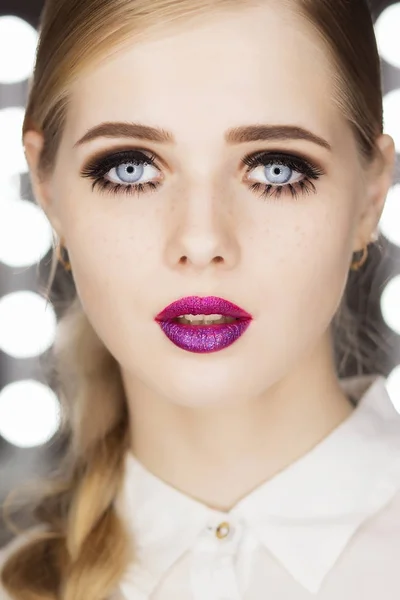 Hermosa chica glamour con pelo corto y rubio . — Foto de Stock