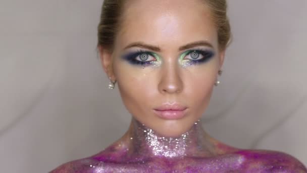 Mode makeup. Kvinna med färgglada makeup och body art — Stockvideo