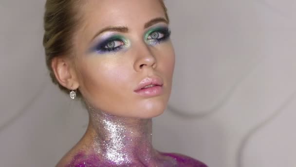 Mode makeup. Kvinna med färgglada makeup och body art — Stockvideo