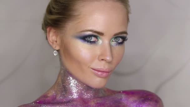 Mode make-up. Vrouw met kleurrijke make-up en body art — Stockvideo