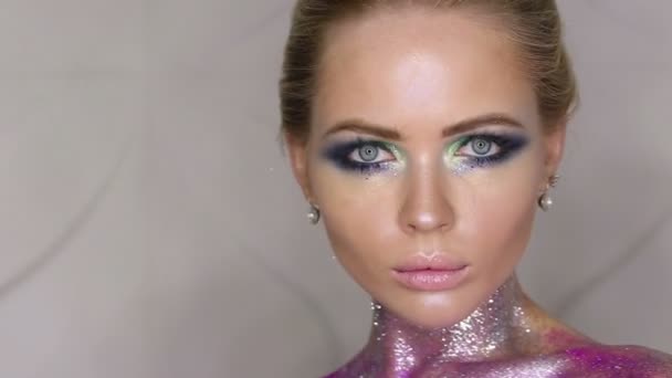 Modeschminke. Frau mit buntem Make-up und Körperkunst — Stockvideo