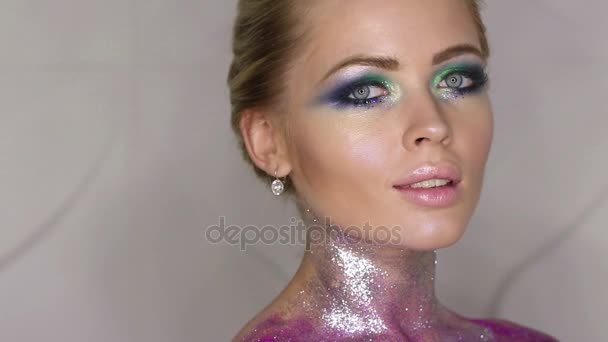 Maquillaje de moda Mujer con maquillaje colorido y arte corporal — Vídeo de stock