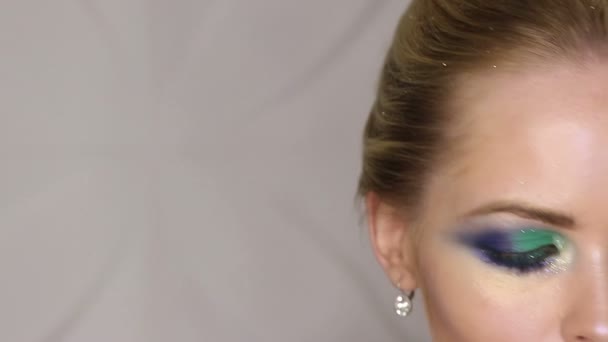 Mode make-up. Vrouw met kleurrijke make-up en body art — Stockvideo