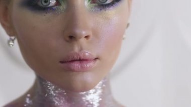 Moda makyaj. Kadın renkli makyaj ve vücut sanatı ile