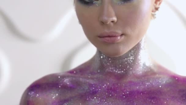 फैशन मेकअप। रंगीन मेकअप और शरीर कला के साथ महिला — स्टॉक वीडियो
