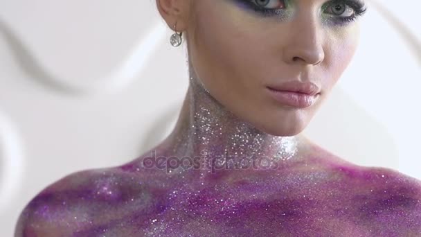 Trucco di moda. Donna con trucco colorato e arte del corpo — Video Stock