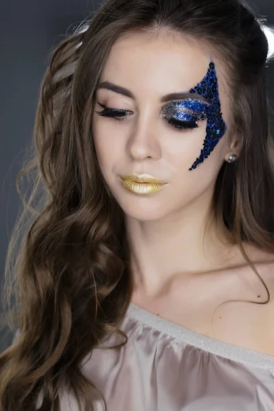 Maquillaje de moda Mujer con maquillaje colorido y arte corporal — Foto de Stock