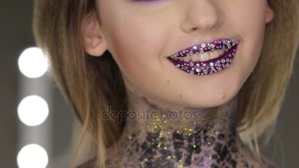 Trucco di moda. Donna con trucco colorato e arte del corpo — Video Stock