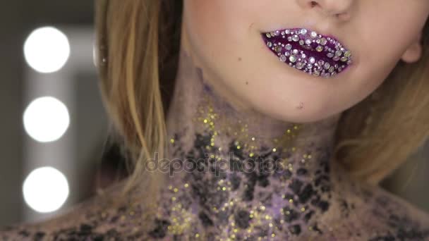 Mode make-up. Vrouw met kleurrijke make-up en body art — Stockvideo