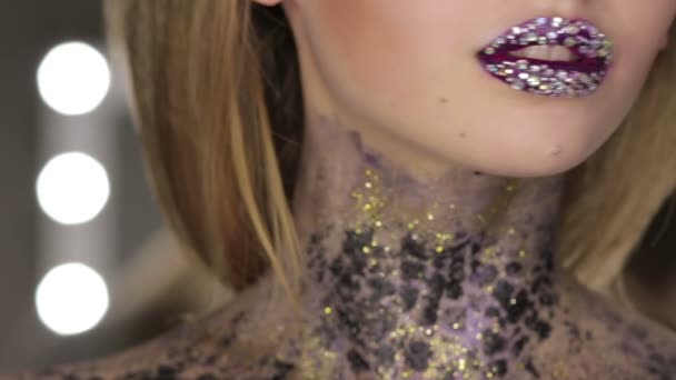 Modeschminke. Frau mit buntem Make-up und Körperkunst — Stockvideo