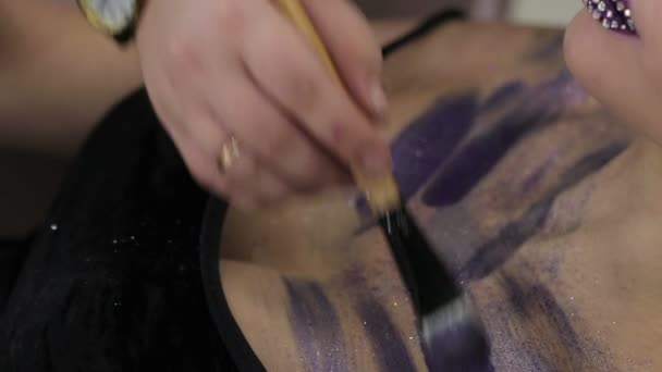 Maquillage de mode. Femme avec maquillage coloré et art corporel 