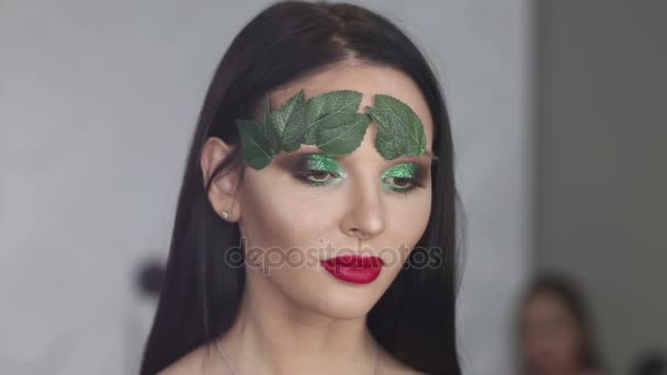 Trucco di moda. Donna con trucco colorato e arte del corpo — Video Stock