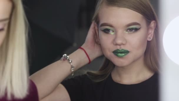 Maquiagem de moda. Mulher com maquiagem colorida e arte corporal — Vídeo de Stock